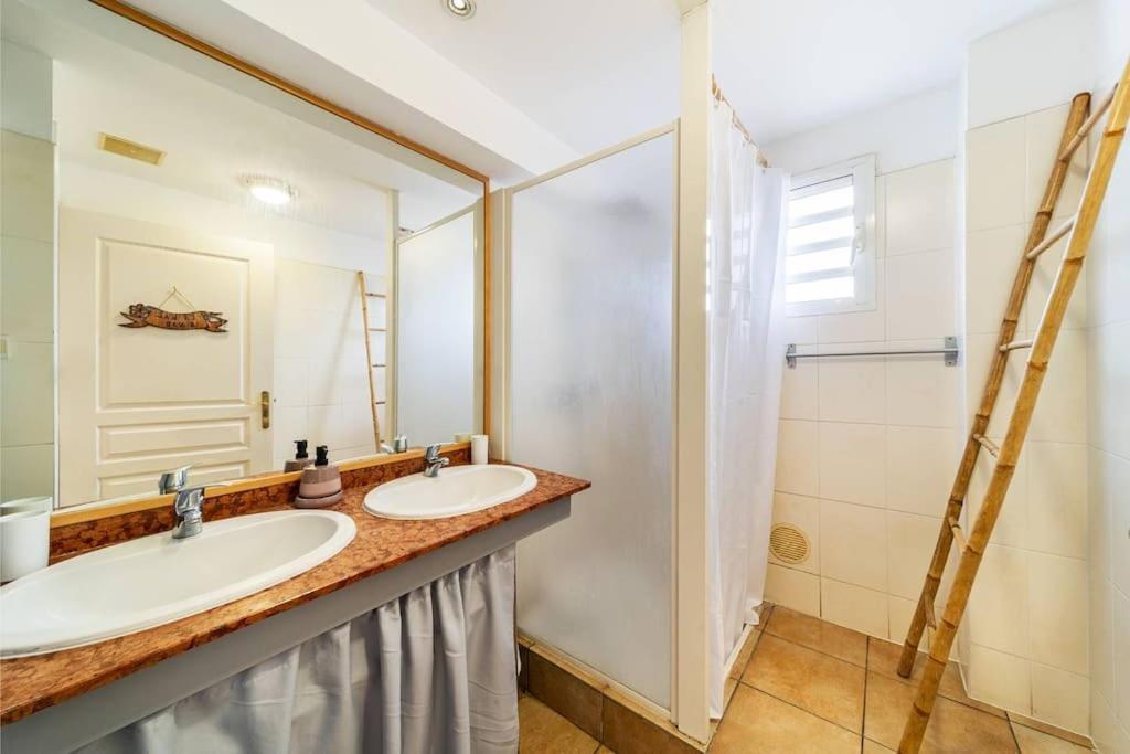 Jade - Appt 2 Chb - 4 Personnes - A 200 M Du Lagon De Saint-Pierre - Residence Avec Belle Piscine Et Parking Prive - Sur Le Front De Mer Et A 2 Pas Du Centre-Ville De St-Pierre エクステリア 写真